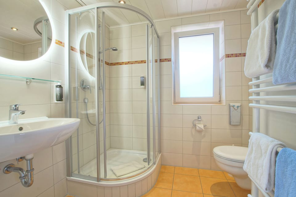 Double Room (With Balcony) | Bathroom | Shower, free toiletries, hair dryer, towels