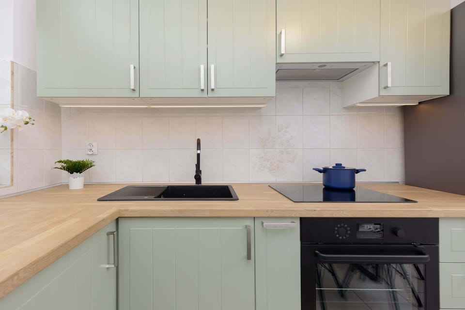 Fully equipped kitchenette. 