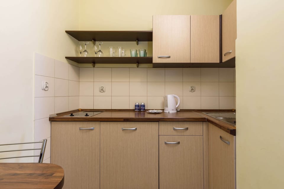 Modern, fully equipped kitchenette