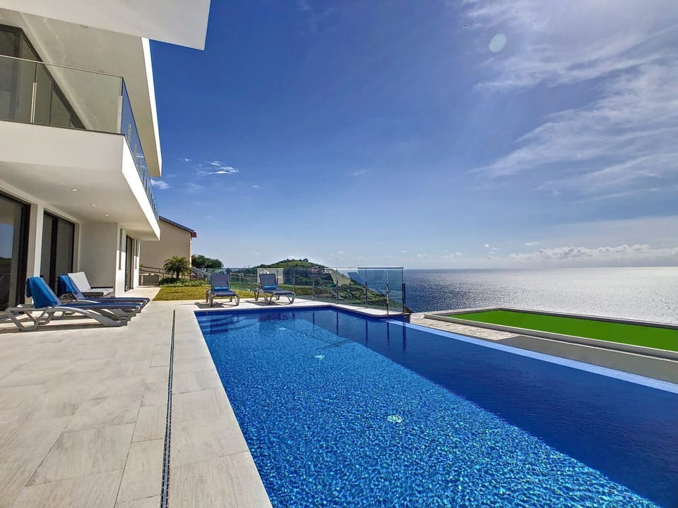 Cool off in the shared infinity pool while enjoying breathtaking panoramic views across Madeira's stunning southern coastline.
#SharedPool #InfinityPool #VisitMadeira