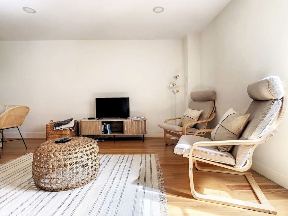 Bright, comfortable, and effortlessly inviting, this living room is made for peaceful afternoons, good conversations, favorite films, and the simple pleasure of feeling completely at home every day.

#LivingRoomStyle #ComfortableLiving