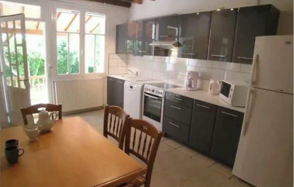 Kitchen and Breakfast Bar 
