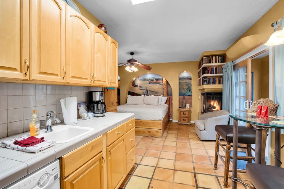 Garden Studio, 1 King, Kitchenette, Fireplace | Premium bedding, iron/ironing board, free WiFi, bed sheets