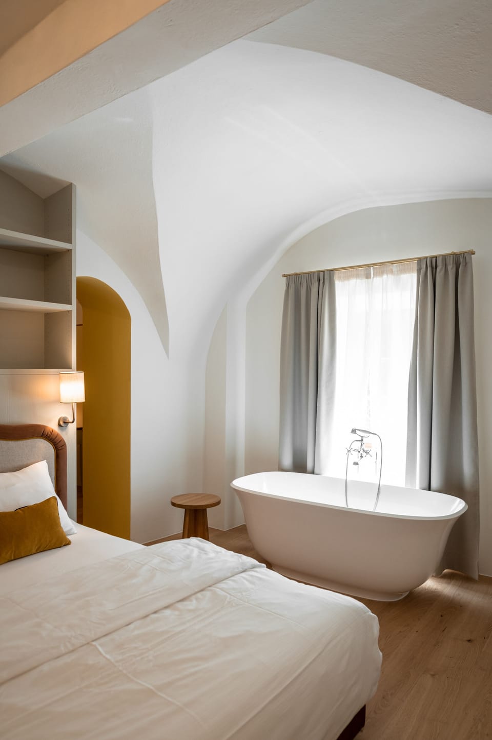 Design Double Room, Bathtub | Minibar, in-room safe, individually decorated, individually furnished