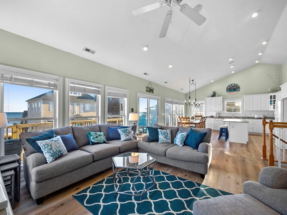 Large Living Area - Vaulted Ceilings