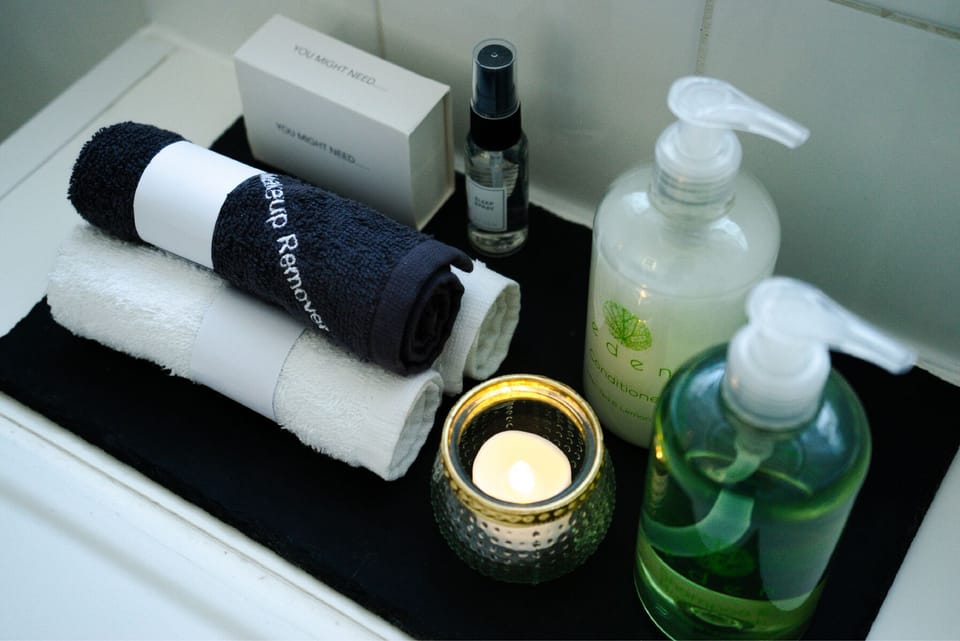 Deluxe Double Room | Bathroom | Free toiletries, hair dryer, bathrobes, slippers