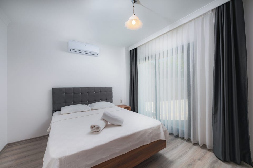 Family Suite | Premium bedding, minibar, desk, laptop workspace