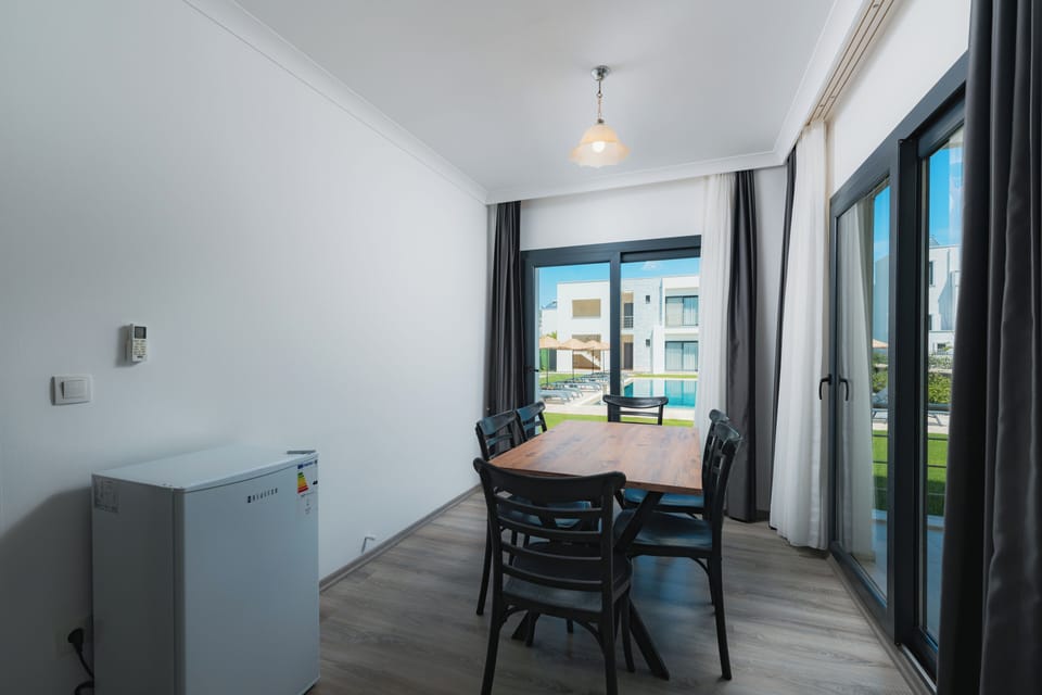 Family Suite | Living area | 56-inch TV with cable channels