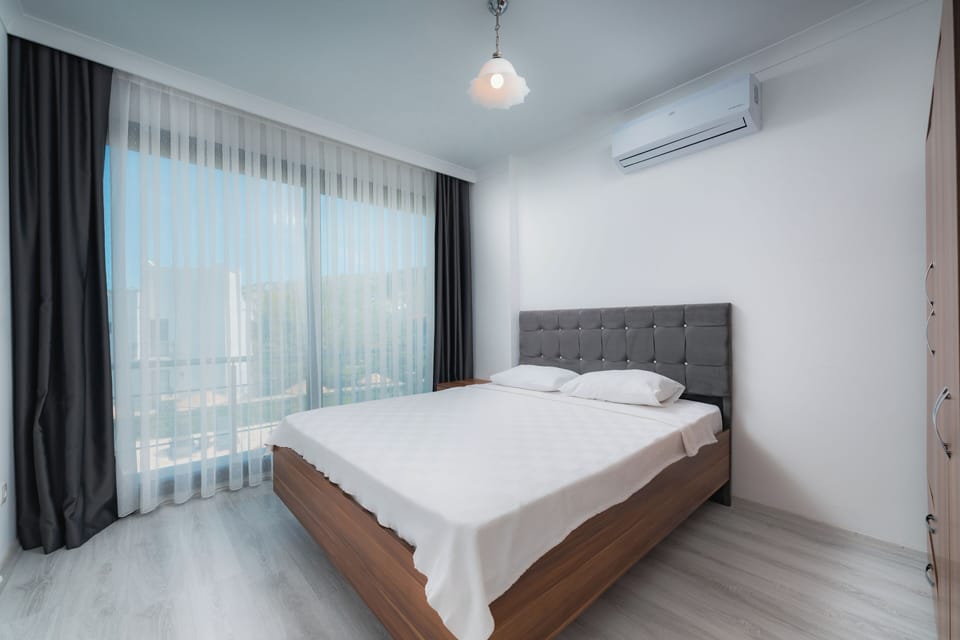 Standard Suite | Premium bedding, minibar, desk, laptop workspace