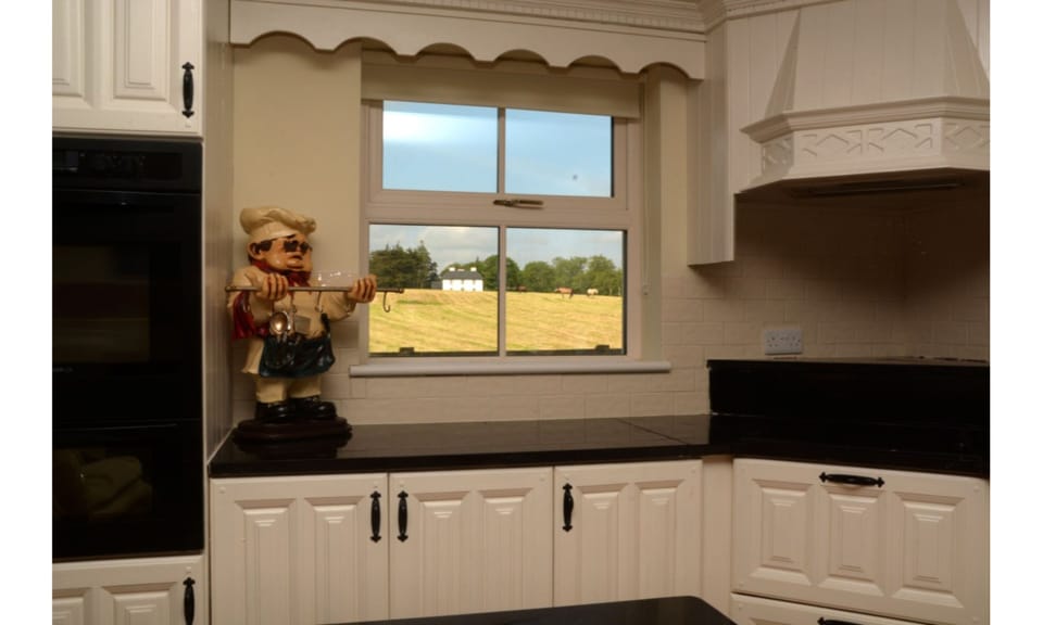 Cottage, 3 Bedrooms (The Gate Lodge) | Private kitchen | Electric kettle