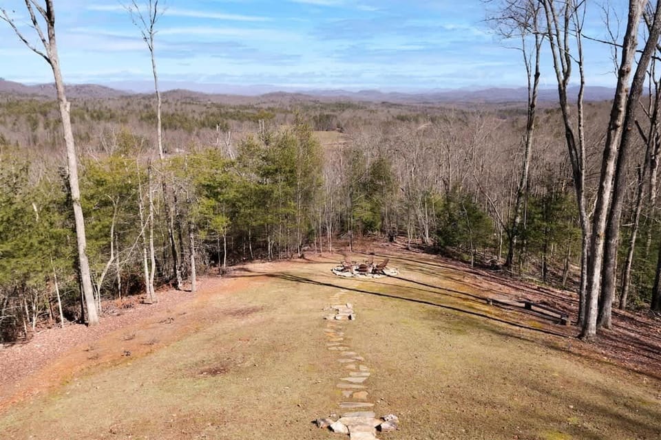 MAIN LVL DECK OVERLOOKING BACKYARD