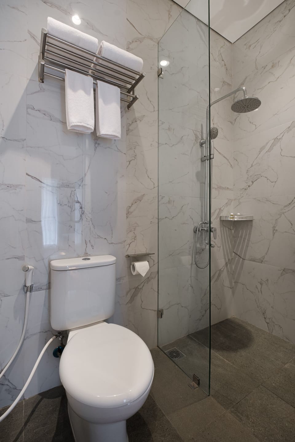 Shower, rainfall showerhead, free toiletries, hair dryer