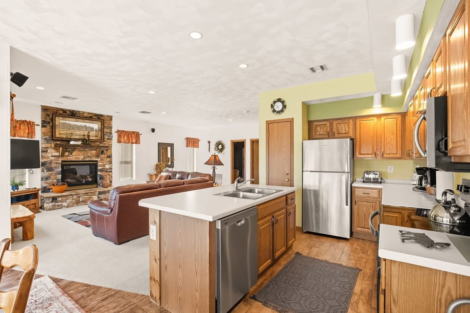 Condo, 4 Bedrooms | Private kitchen | Coffee/tea maker, fridge, oven, toaster