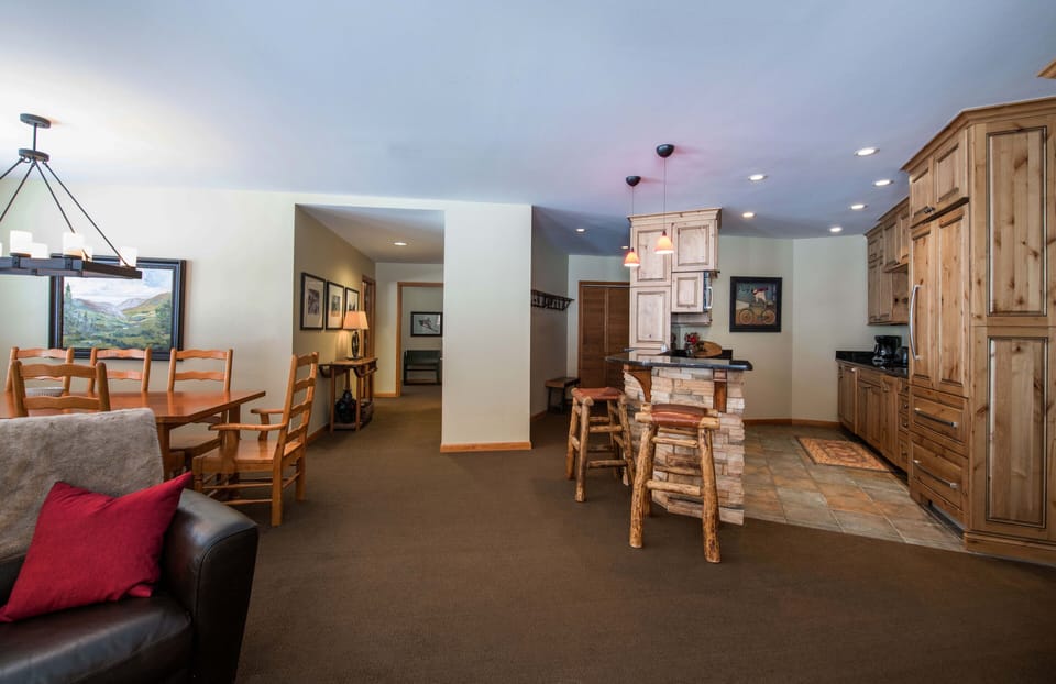 Condo, 3 Bedrooms | Interior