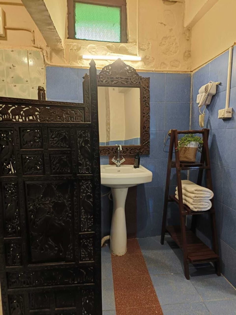 Royal Double Room | Bathroom | Shower, free toiletries, slippers, bidet