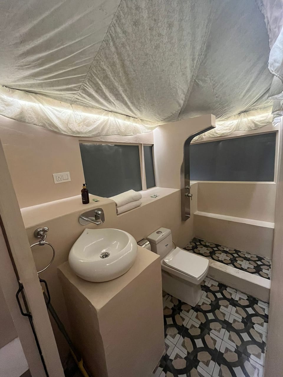Premium Studio Suite | Bathroom | Shower, free toiletries, slippers, bidet