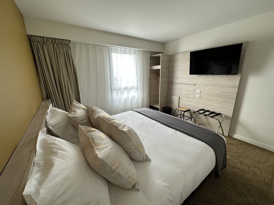 Soundproofing, free WiFi, bed sheets