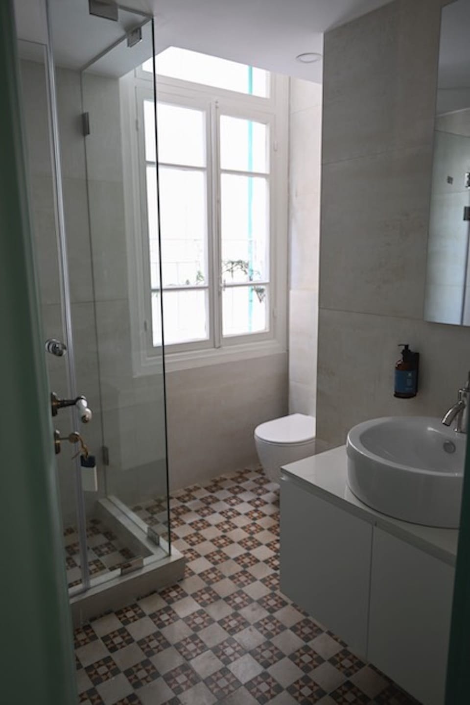 Deluxe Room | Bathroom | Shower, free toiletries, hair dryer, slippers