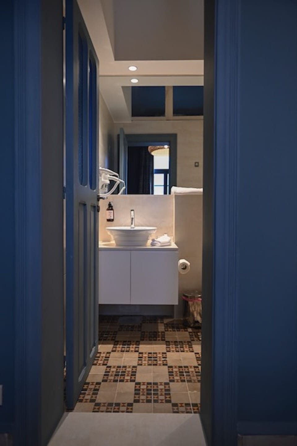 Deluxe Room | Bathroom | Shower, free toiletries, hair dryer, slippers