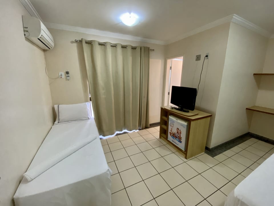 Comfort Room | Minibar, in-room safe, bed sheets
