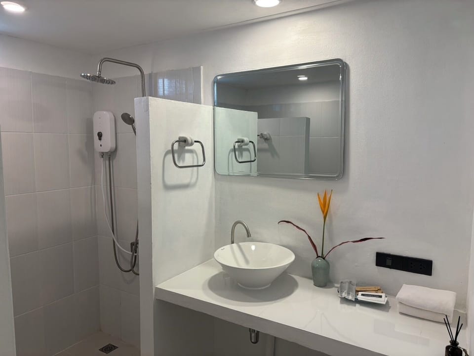 Standard Room | Bathroom | Shower, rainfall showerhead, designer toiletries, hair dryer