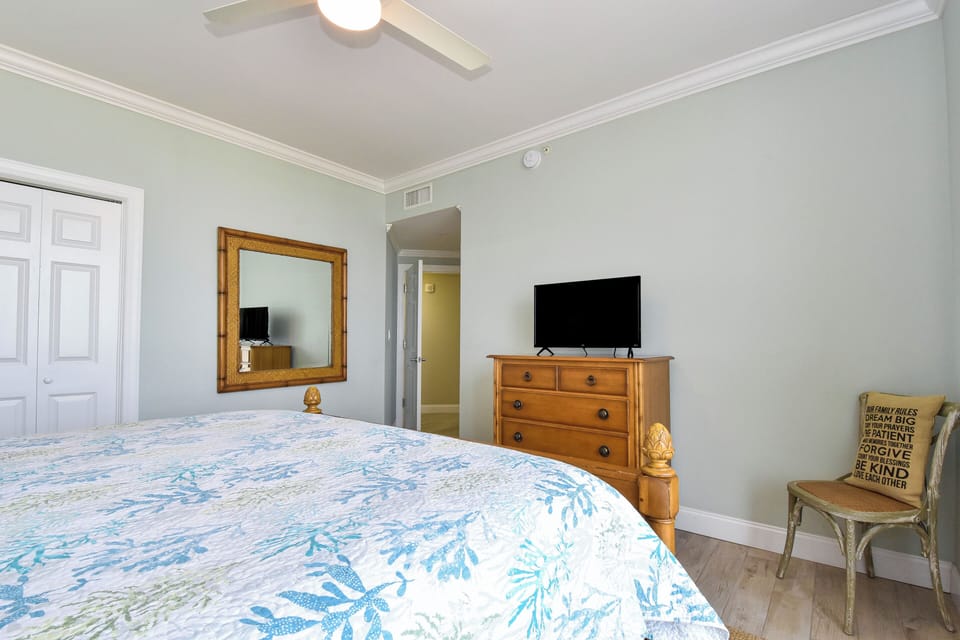 Silver Beach Towers West 1004- Guest Bedroom 2 with TV