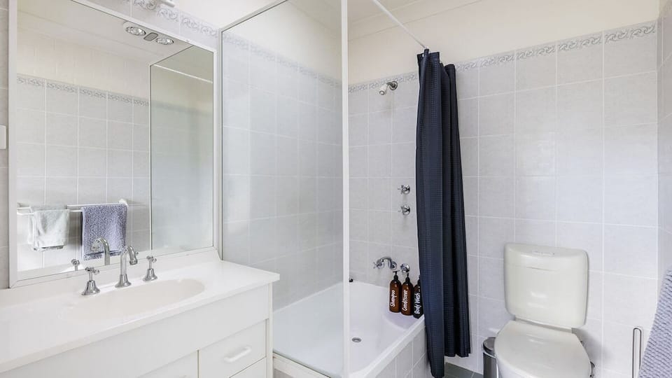 Ensuite (bath not full size)