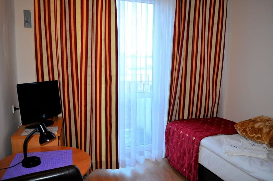 Standard Single Room | Iron/ironing board (on request), WiFi (free), bed sheets