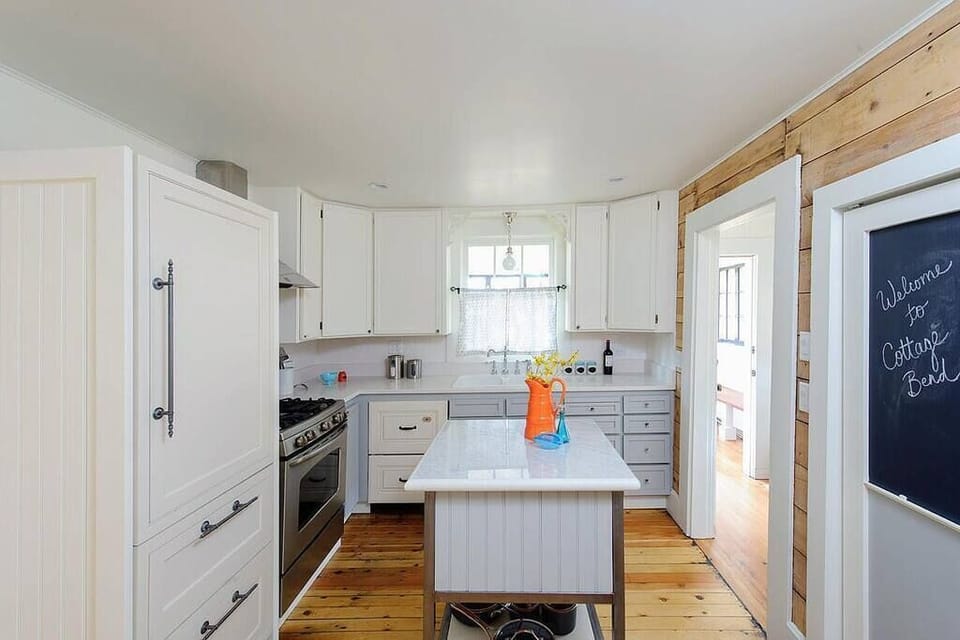 This is the kitchen. A dishwasher has been installed since this photo was taken.
