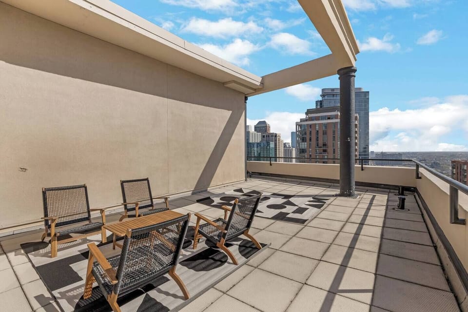 Private outdoor patio. We`ve added 2 loungers since this photo!