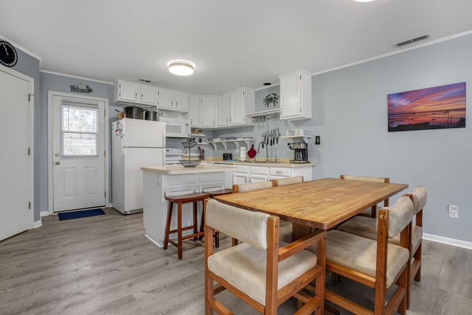 Dining Table / Kitchen