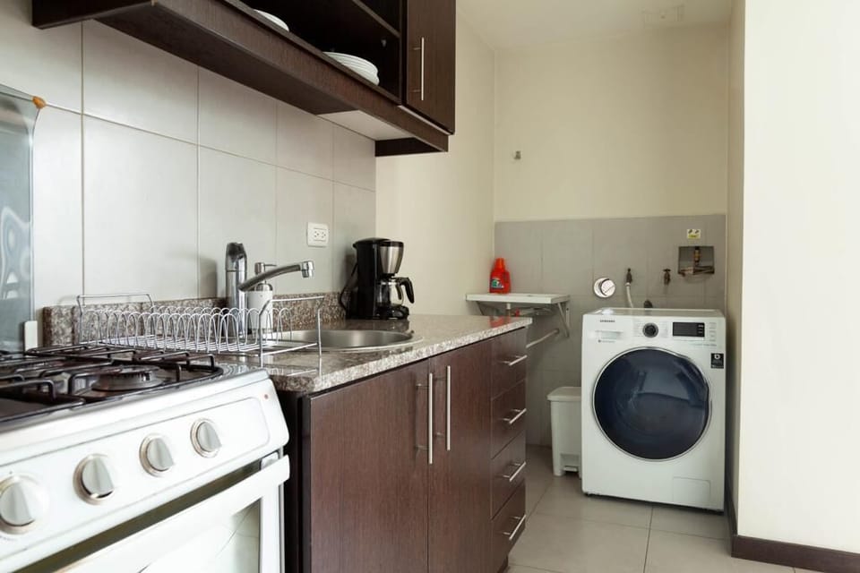 Apartment with City View - 905 | Private kitchen | Paper towels