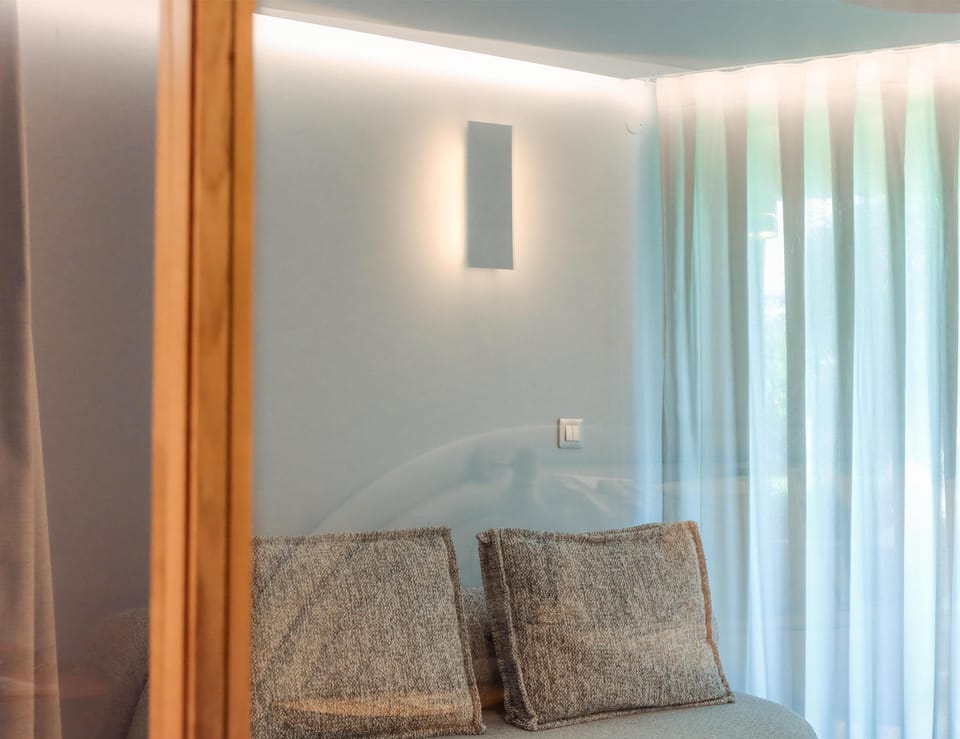 Family Studio Suite | Minibar, individually decorated, desk, laptop workspace