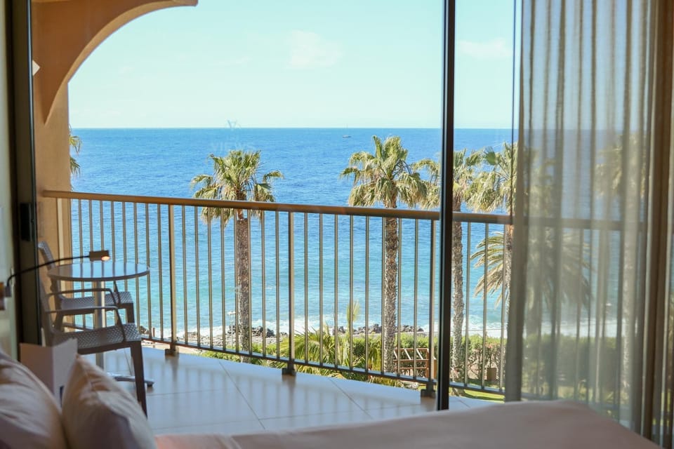 Junior Suite, Sea View | Minibar, individually decorated, desk, laptop workspace