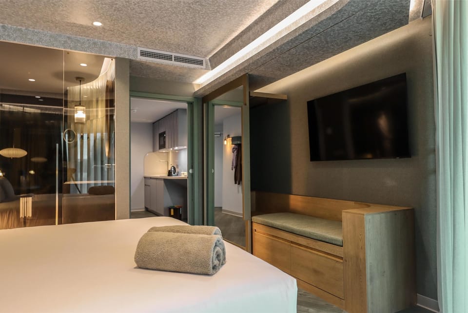 Family Studio Suite | Minibar, individually decorated, desk, laptop workspace