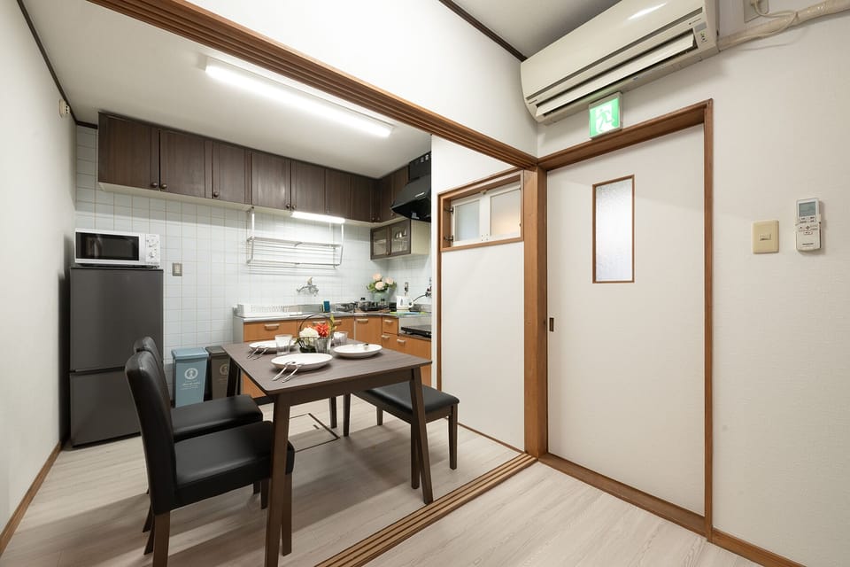 Basic House | Private kitchen | Fridge, stovetop, electric kettle, cookware/dishes/utensils