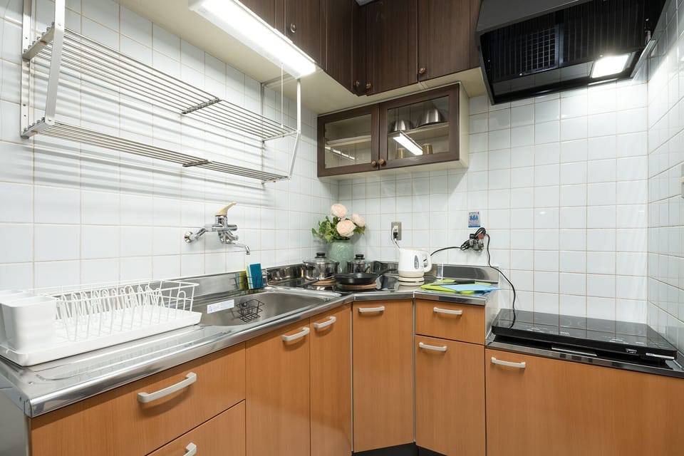 Basic House | Private kitchen | Fridge, stovetop, electric kettle, cookware/dishes/utensils