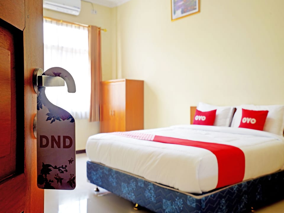 Deluxe Suite | Desk, laptop workspace, blackout drapes, free WiFi