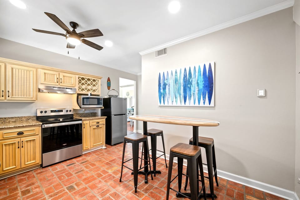 2nd Kitchen with full set of Stainless Steel appliances, perfect for making a large meal and plenty of room for drinks!