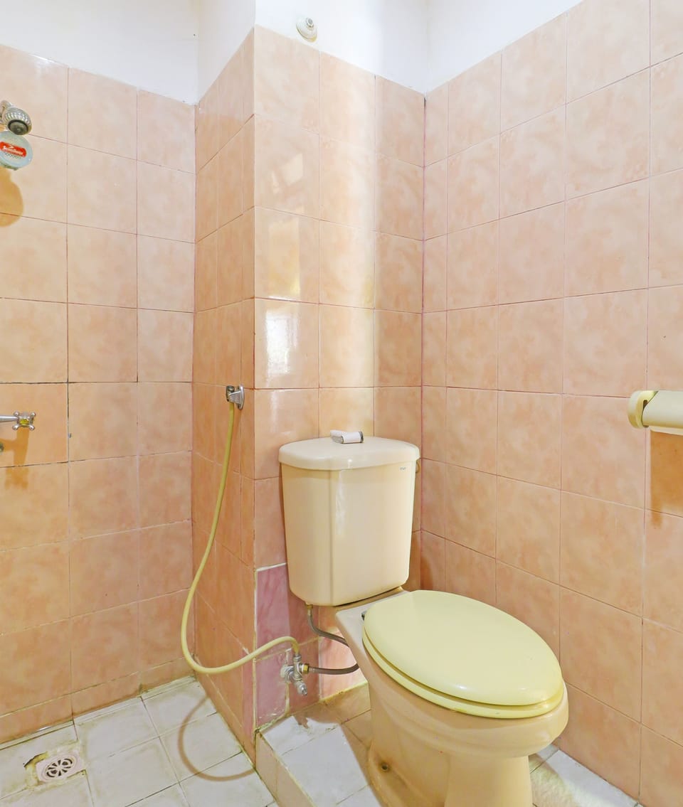 Twin Room | Bathroom | Shower, towels