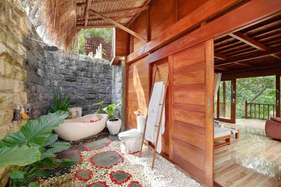 Standard Studio Suite | Bathroom | Separate tub and shower, free toiletries, bidet, towels