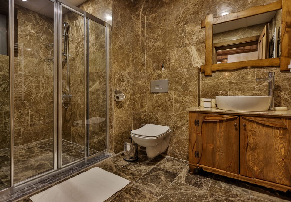 Deluxe Room | Bathroom | Shower, rainfall showerhead, hair dryer, slippers