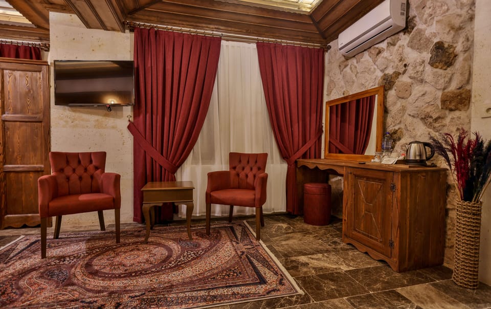 Deluxe Room | Premium bedding, minibar, individually decorated, desk