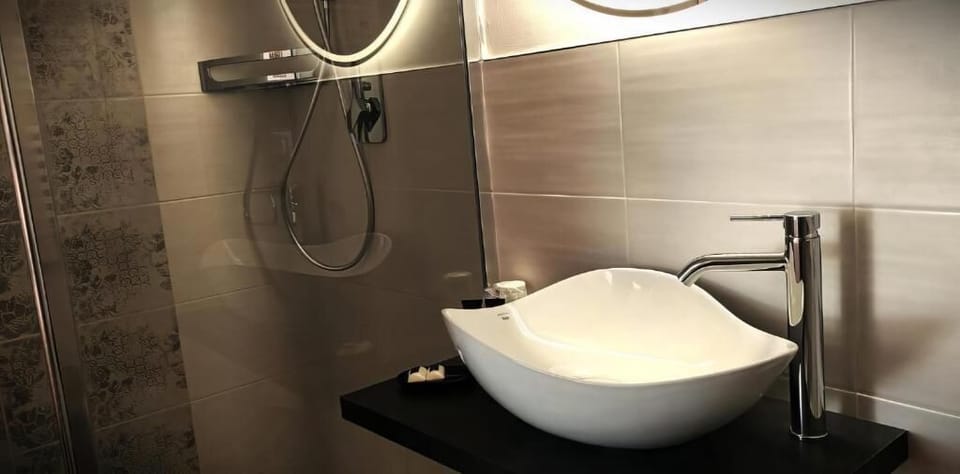 Superior Room | Bathroom | Shower, rainfall showerhead, hair dryer, slippers