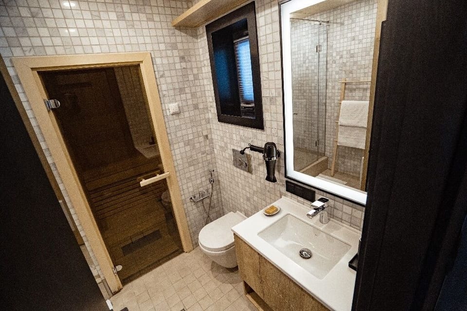 Deluxe Room, Mountain View | Bathroom | Shower, rainfall showerhead, free toiletries, hair dryer