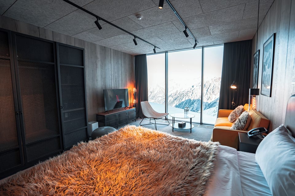 Deluxe Room, Mountain View | Hypo-allergenic bedding, memory foam beds, minibar, in-room safe