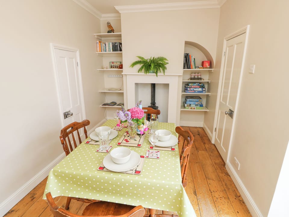 Cottage | Dining