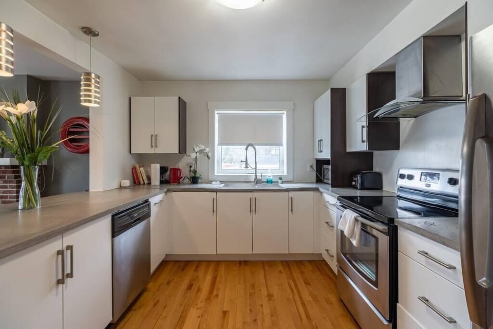 Large kitchen, Hardwood floors & new appliances. 