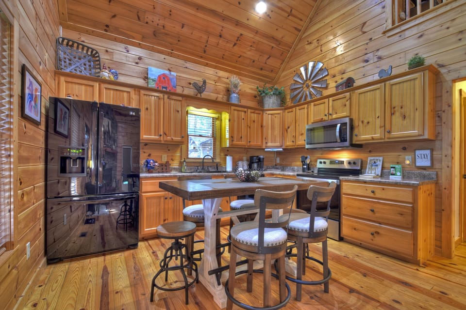 Whispering Creek - Adorable Pet Friendly Ellijay Cabin Rental