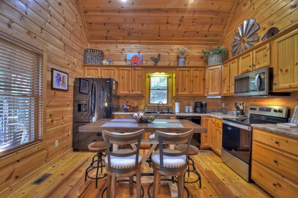 Whispering Creek - Adorable Pet Friendly Ellijay Cabin Rental
